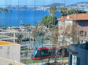 STUDIO SUR LA PROMENADE DES ANGLAIS AVEC VUE MER ORIGINALE À 40 m DE LA PLAGE